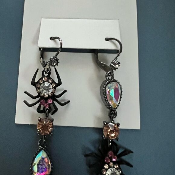 🕷️ Betsey Johnson Mismatched Black and Pink Dangle Spider Earrings 🕷️ - Picture 3 of 11